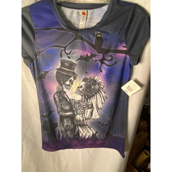 Halloween graphic tshirt with bride and groom skeleton. - Picture 2 of 12